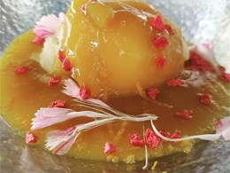 Sopa de mango con fresas deshidratadas y helado de frutas de la pasión