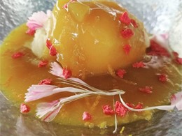 Sopa de mango con fresas deshidratadas y helado de frutas de la pasión